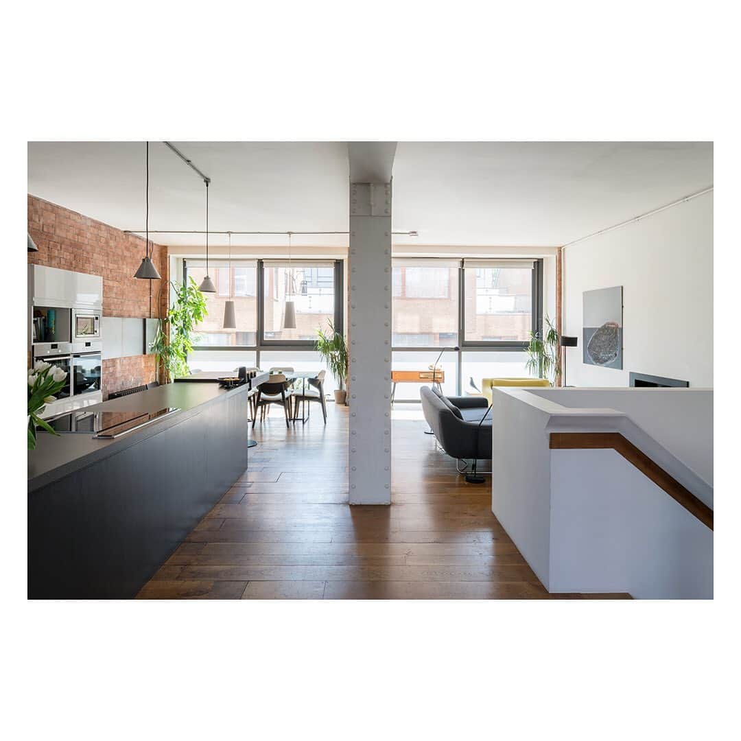 The Modern Houseさんのインスタグラム写真 - (The Modern HouseInstagram)「Spread the Word: an impressive apartment on the site of a former jam factory in central London. Click the link in our bio to see more.  #factoryconversion #london #apartment」5月24日 4時12分 - themodernhouse