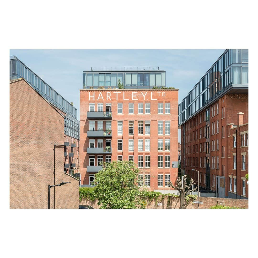 The Modern Houseさんのインスタグラム写真 - (The Modern HouseInstagram)「Spread the Word: an impressive apartment on the site of a former jam factory in central London. Click the link in our bio to see more.  #factoryconversion #london #apartment」5月24日 4時12分 - themodernhouse