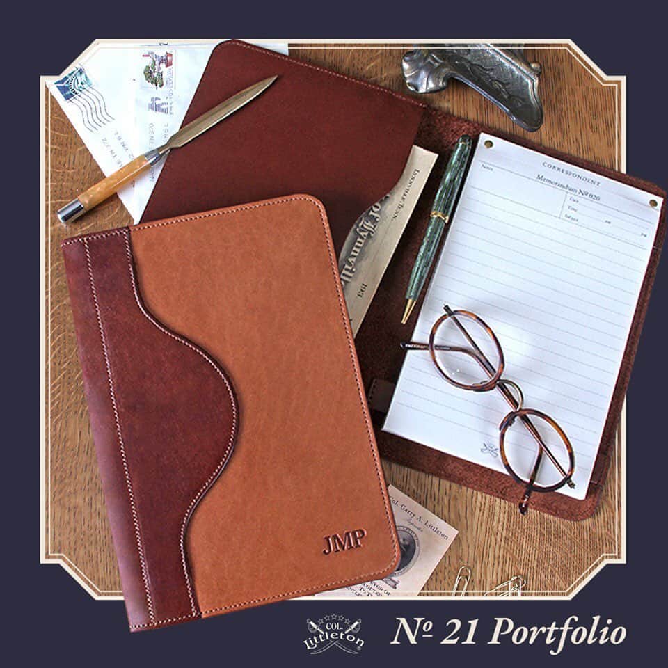 のインスタグラム：「Colonel’s NEWEST portfolio design…introducing the No. 21 Portfolio!! Travel sized, this stylish portfolio fits easily into a bag or automobile glove box. Ideal for meetings, shopping excursions, your bedside table or just about anywhere!  Shop Now link in bio.  #Portfolio #LeatherPortfolio #NEW #NewProduct #GiftsForDad #GiftsForHim #GiftsForHer #Dad #FathersDay #GradGifts #Gifts #Graduation #GraduationGifts #Leather #Leathergoods #Handmade #Handcrafted #MyColStyle #ColonelLittleton #Tennessee #MadeInUSA」