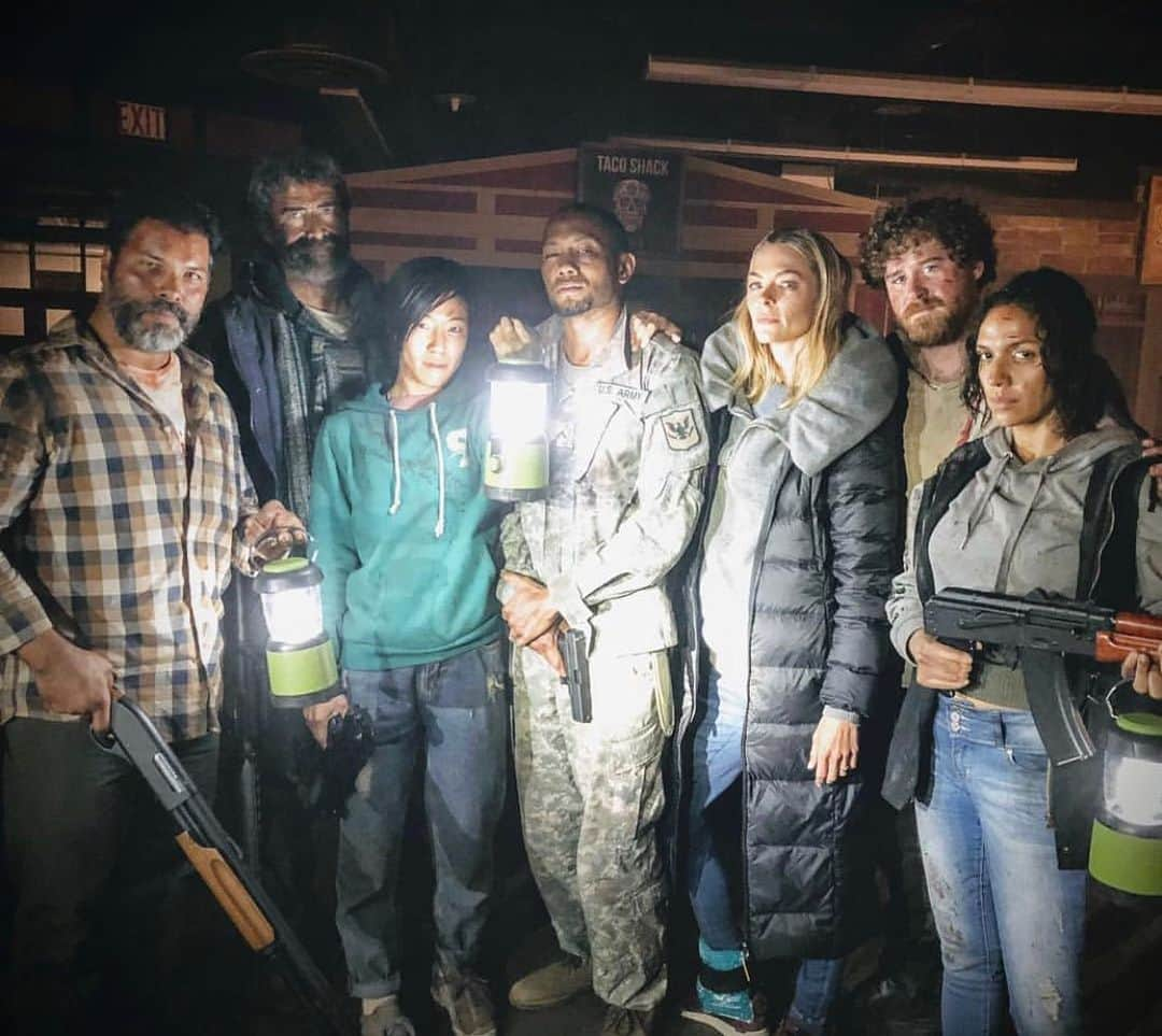 ジェイミー・キングさんのインスタグラム写真 - (ジェイミー・キングInstagram)「When your crew keep it tight, right? 💯 Who has the most baddass cast? #BlackSummer #SetLife #BloodSweatandTears #tbt 💥✔️」5月24日 4時18分 - jaime_king