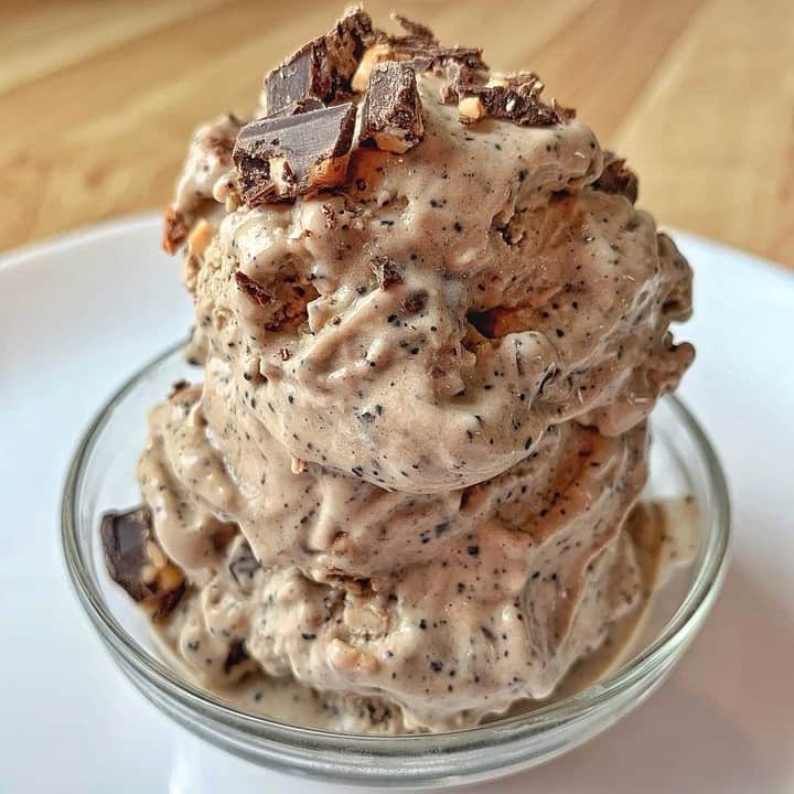 2.8 Milllon CAKESTERS!さんのインスタグラム写真 - (2.8 Milllon CAKESTERS!Instagram)「@ketogrid recipe 🤤🤤🤤⠀ .⠀ .⠀ Espresso Chocolate Chunky Ice Cream ⠀ -⠀ Brought to you by @lowcarblex⠀ .⠀ .⠀ Ice cream base:⠀ • 1/2 cup half and half (5 g carbs, replace with cream if it doesn't fit your macros!)⠀ • 1/2 cup unsweetened almond milk⠀ • 1 cup heavy cream⠀ • 4 tbsp (sugar-free) sweetener⠀ • 3 egg yolks⠀ • 1 scoop collagen⠀ • pinch of salt⠀ Espresso chocolate chunks:⠀ • 1 tbsp espresso coffee grounds (use less if you want a lighter flavor)⠀ • 2 oz low-carb chocolate chunks of choice⠀ ⠀ INSTRUCTIONS:⠀ 1. Add your heavy cream, milk, half and half, sweetener, pinch of salt to a saucepan and bring to a boil(if you’re making this espresso ice cream, also add the espresso grounds at this point)⠀ 2. Add your egg yolks to a bowl and whisk them a bit. Slowly add some of the hot milk mixture to the yolks and whisk it all together(this will help the eggs not ‘scramble’⠀ 3. Whisk in the egg mixture to the saucepan and add the collagen. Continue whisking until liquid has thickened some.⠀ 4. Once thickened, remove from heat and let cool⠀ 5. Once cooled, transfer to a container and place it in the fridge overnight(at least 12 hours, you want it super cold)⠀ 6. Take your ice cream maker and set it up. Place liquid into ice cream maker and mix until it sets(every machine is different, so times will vary, stop it when it’s at a desired consistency)⠀ 7. Add chopped chocolate chunks right before ice cream is finished churning if you’re making the espresso ice cream.⠀ .⠀ .⠀ .⠀ .⠀ ⠀ #ketogenic #keto #ketodiet #lowcarb #ketosis #ketogenicdiet #lchf #ketolife #weightloss #ketolifestyle #ketofam #ketoweightloss #lowcarbhighfat #weightlossjourney #lowcarbdiet #ketotransformation #ketofood #ketoaf #ketorecipes #ketocommunity #fitness #intermittentfasting #healthy #healthyfood #ketones #diet #ketogeniclifestyle #health #ketofriendly #bhfyp」5月24日 4時19分 - cakeguide
