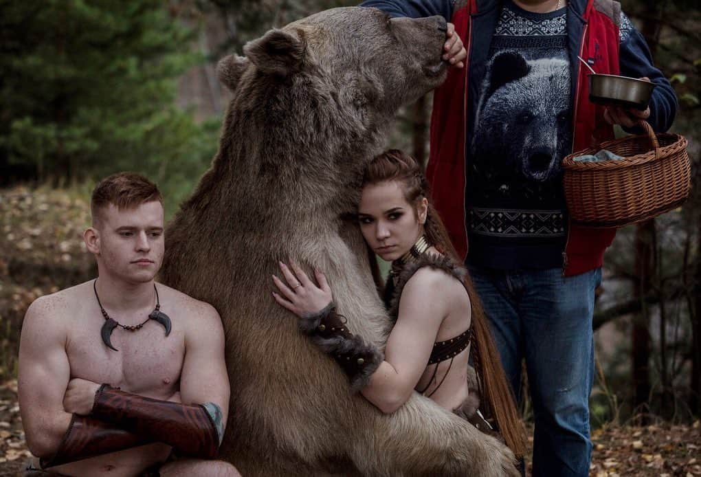 のインスタグラム：「Photos by Kirsten Luce @kirstenluce | Fantastical portraits with captive wild animals—including bears and wolves—are a big trend in Russia at the moment. Most of the photographers rent the same bear, named Stepan, for the shoots and advertise through Instagram. These models were posing as part of a workshop for aspiring photographers to get their own shots of the bear for their personal Instagrams. Individuals can also hire these photographers to shoot them with the animal of their choice, like the last photo of an 18-year-old girl from Moscow who dreamed of having her photo taken with wolves.  For the June 2019 issue of National Geographic, writer @natashaldaly and I traveled the world to learn about captive wildlife tourism. Our intention is not to shame tourists or photographers who have had these encounters but to arm our readers with information that will help them identify potentially exploitative situations for animals.」