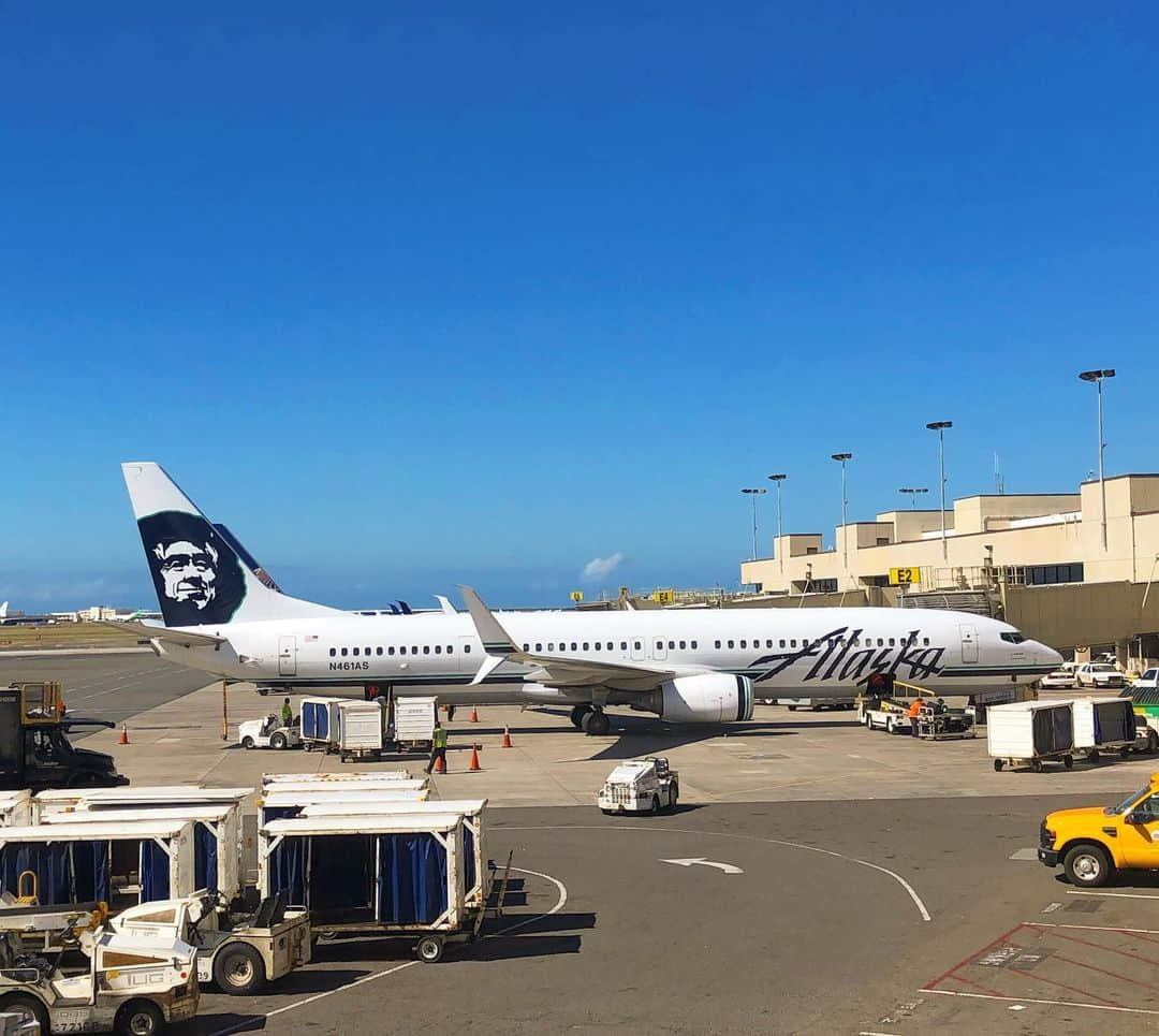 マキ・コニクソンさんのインスタグラム写真 - (マキ・コニクソンInstagram)「Good morning from Honolulu International Airport!! ✈️ 今日もハワイはお天気良いよっ！😎 毎回Alaska Airlineのエスキモーのおじさまの顔が怖そうって思っちゃってたんだけどよぉく見ると優しい顔してるんだよね！😊まだ乗ったことないけどどんな感じなんだろう？興味津々🤔 これから日本に行って来まぁす！✈️👋🏼 皆んなと会えるのが楽しみだぁ！🤗 #日本はご近所です！🇯🇵 #うきうき🤗 #わくわく🤗」5月24日 4時32分 - makikonikson