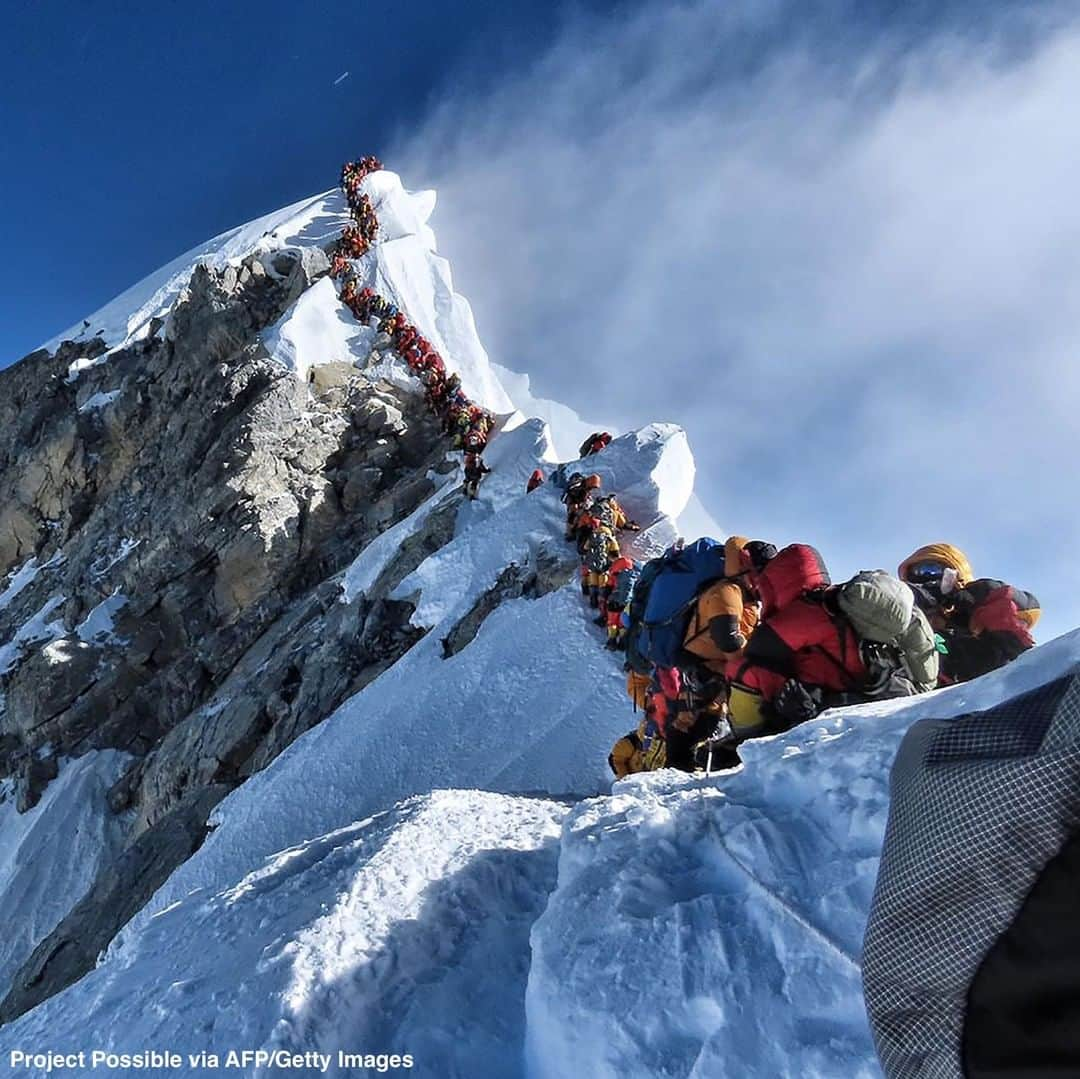 ABC Newsさんのインスタグラム写真 - (ABC NewsInstagram)「Photo shows roughly 300 climbers lined up to reach the summit of Mt. Everest during the peak of climbing season. Some climbers have complained about having to wait to reach the summit, an official tells ABC News. #mounteverest #mteverest #climbing #mountainclimbing」5月24日 4時31分 - abcnews