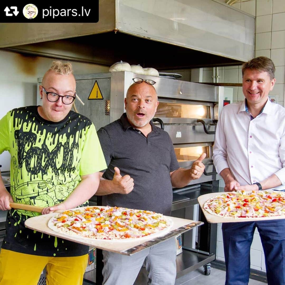 Pica LuLūさんのインスタグラム写真 - (Pica LuLūInstagram)「#Repost @pipars.lv with @repostsaveapp · · ·  Kas var būt labāks par @lulu picu? Tikai īpašā pica, gatavota ar mūsu rokām. Picas tapšanā piedalījos es, Elmārs Tannis un Ādažu domes priekšsēdētajs Māris Sprindžuks. Pavisam drīz to varēsi pagaršot arī tu🍕 📣Seko jaunumiem!  #pica #picalulu #lulupica #adazi #ādaži #pipars」5月24日 4時25分 - lulu