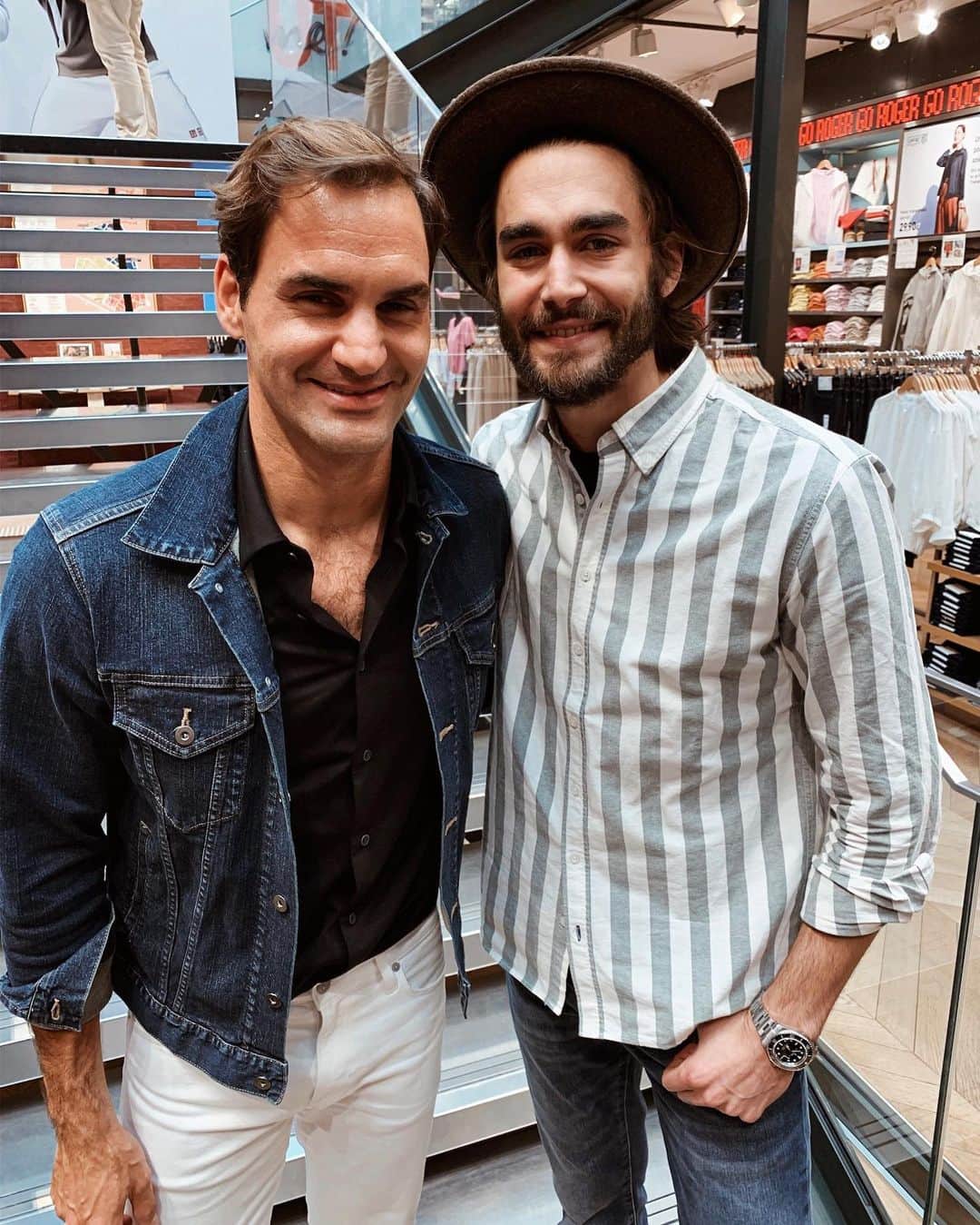 NICOLAS SIMOESのインスタグラム：「Met one of my idol tonight. A moment with @rogerfederer where I felt like a kid... Good luck for Roland Garros Legend! 📸🎾 #GoRoger #Uniqlo」