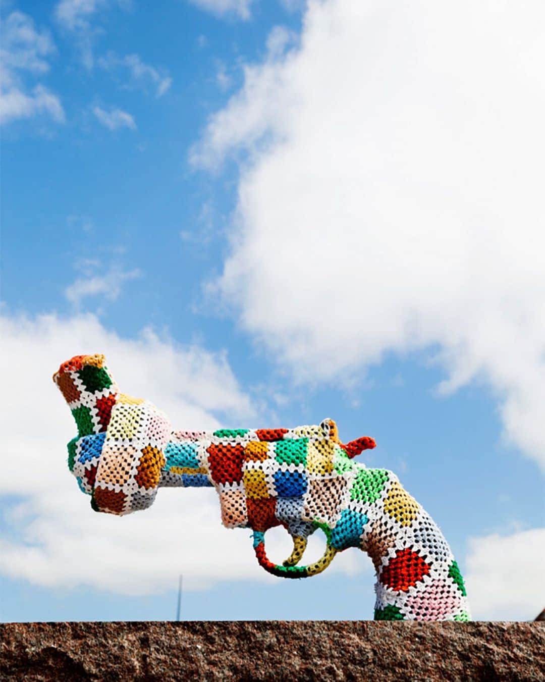TED Talksのインスタグラム：「This is a sculpture of a gun covered in yarn. The piece is called “Non-violence,” and it was created by Carl Fredrik Reuterswärd and decorated by textile artist Magda Sayeg. Magda started the “yarn bombing” movement around 15 years ago, and since then she has inspired people all over the world to decorate everything from door handles to city buses in colorful yarn. “I was very curious about this idea of enhancing the ordinary, the mundane, even the ugly,” she says. “We all live in this fast-paced, digital world, but we still crave and desire something that’s relatable.” Learn more at go.ted.com/yarnbombing and follow @magdasayeg」