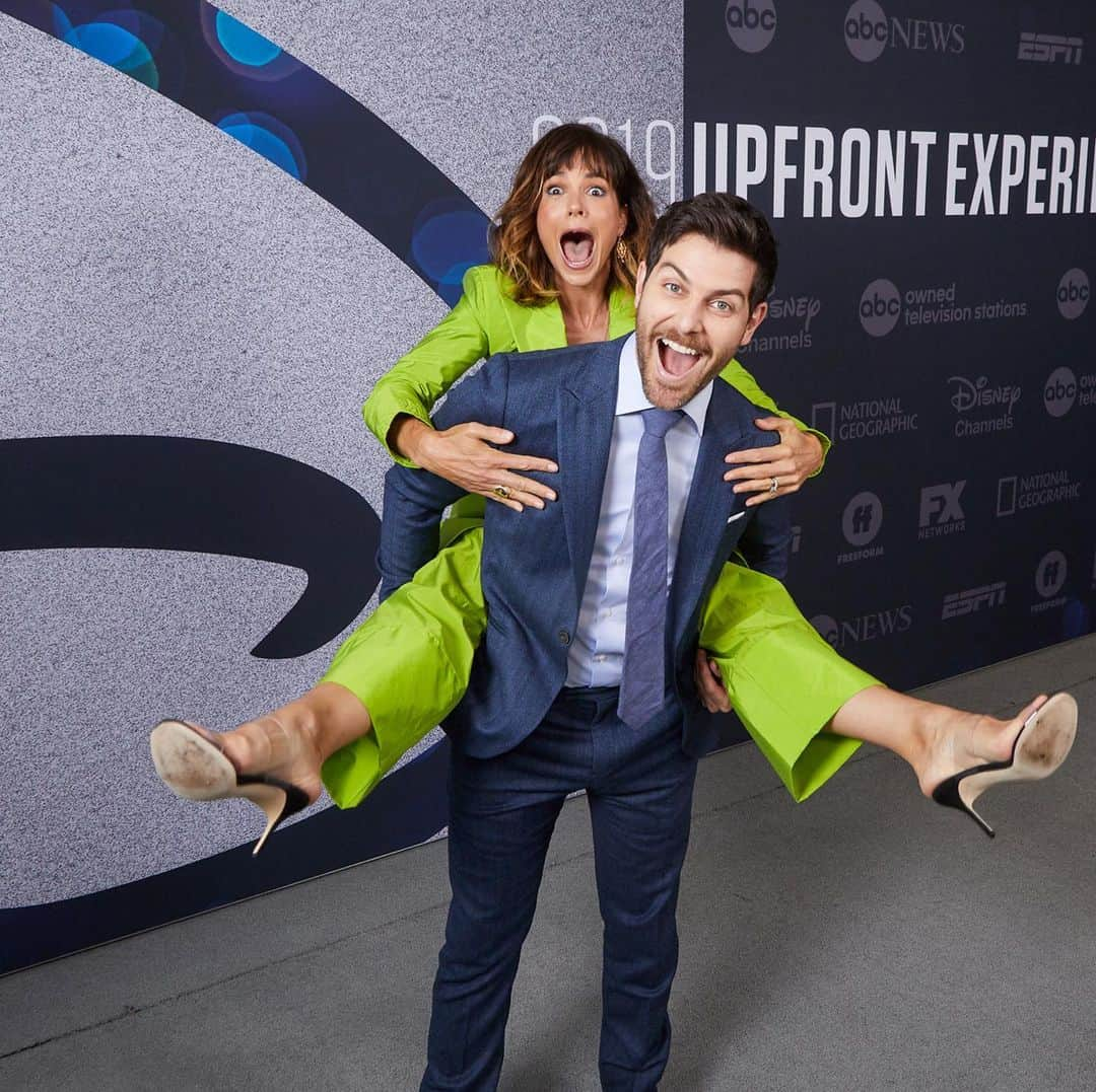 デヴィッド・ジュントーリのインスタグラム：「upfronts, 2019. the bad boyz of @millionlittlethingsabc really went for it on the red carpet this year.  #amillionlittlethings」