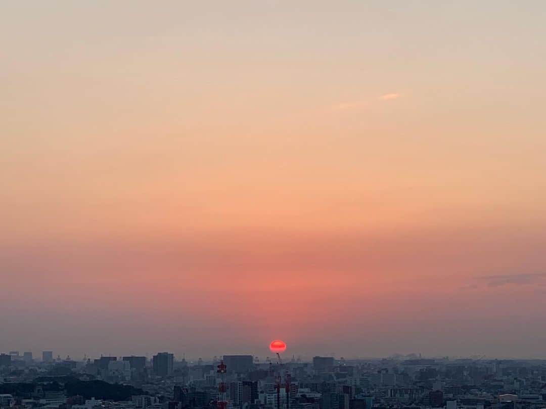 のインスタグラム：「G☺︎☺︎d m☺︎rning TOKYO🌅 #日の出 #朝日 #朝陽 #朝焼け #朝焼け空 #朝焼けの空 #朝焼けハンター #あさやけこやけ #あさやけこやけ部 #おはようモーニング #GoodMornjngTokyo #IGで繋がる空 #SoraFetiClub #sunrise #sunrise🌅#🌅 #iPhoneXsで撮影」