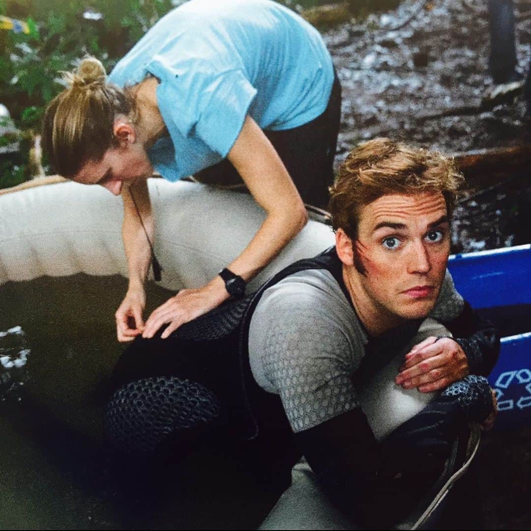 サム・クラフリンのインスタグラム：「#TBT Catching Fire 2012. @oeru77 (quite literally ‘the BEST costumer ever’) stitching me up from behind. I miss you sister.」