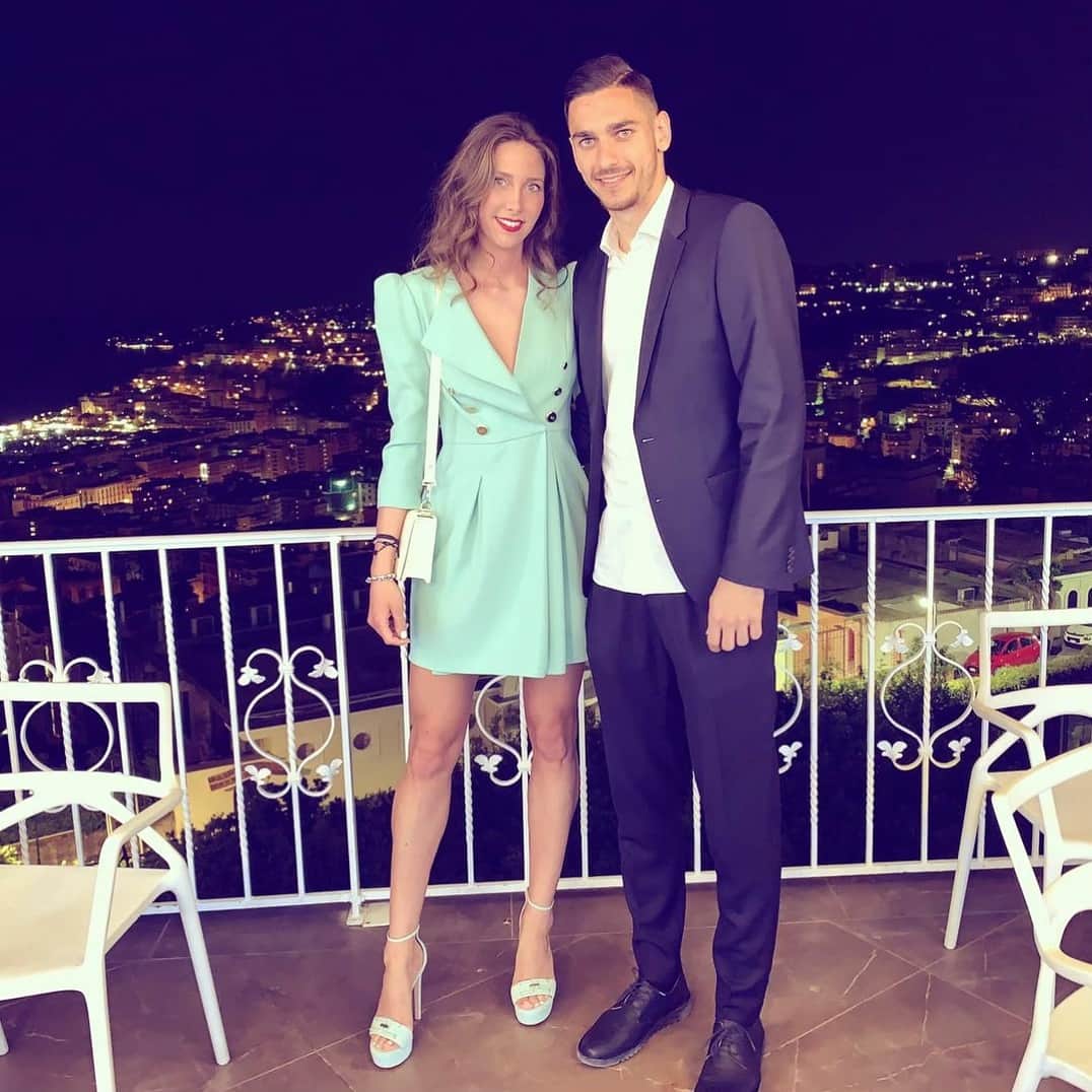 アレックス・メレットのインスタグラム：「👫❤️」