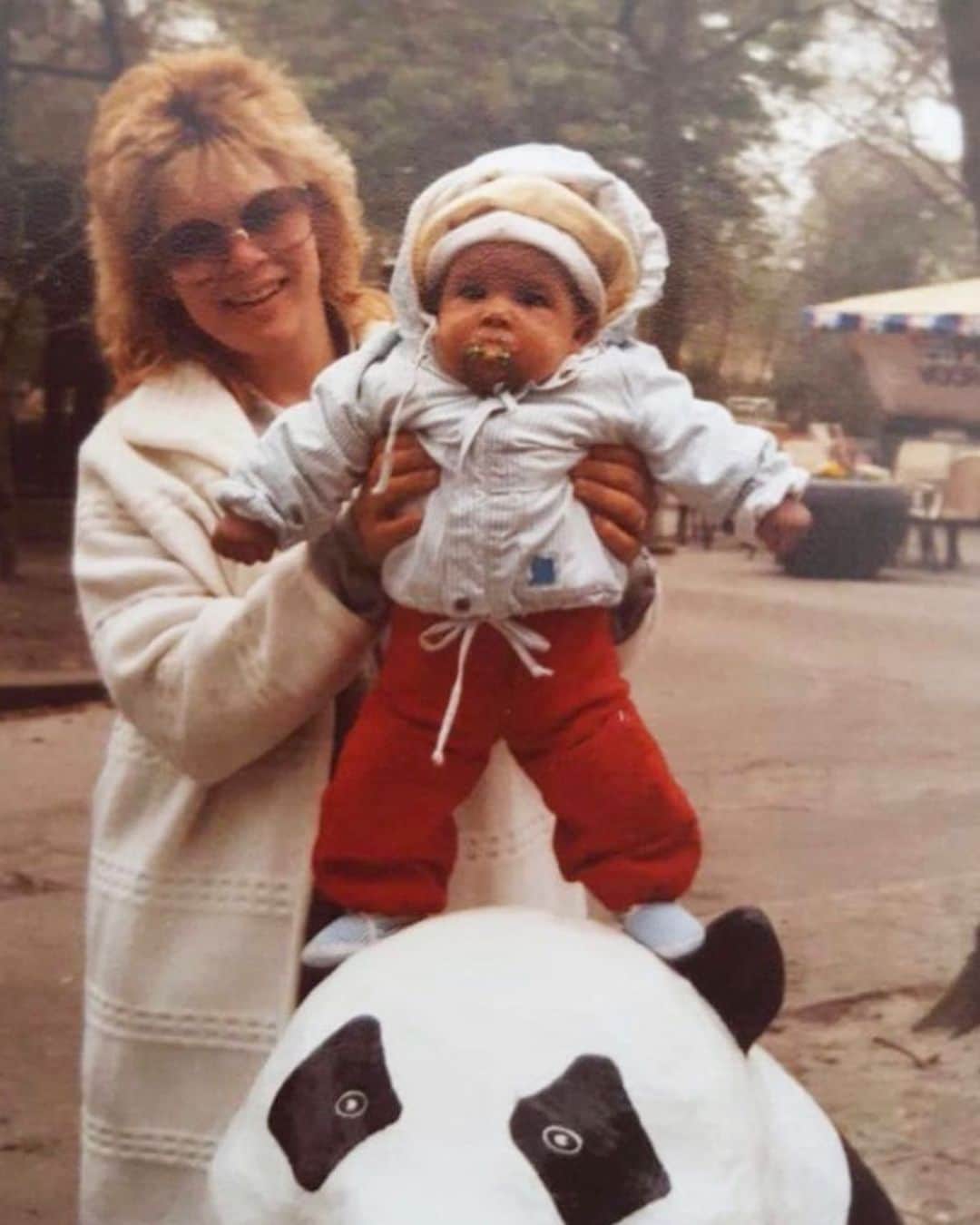 ナイジェル・デ・ヨングのインスタグラム：「“There’s no way I can pay you back, but my plan is to show you that I understand” - Dear Mama.  Happy 60th Birthday to the woman who raised me. Love you mom ❤️👏🏽 - 23/05/1959 - #UnconditionalLove #tbt #birthdaygirl」