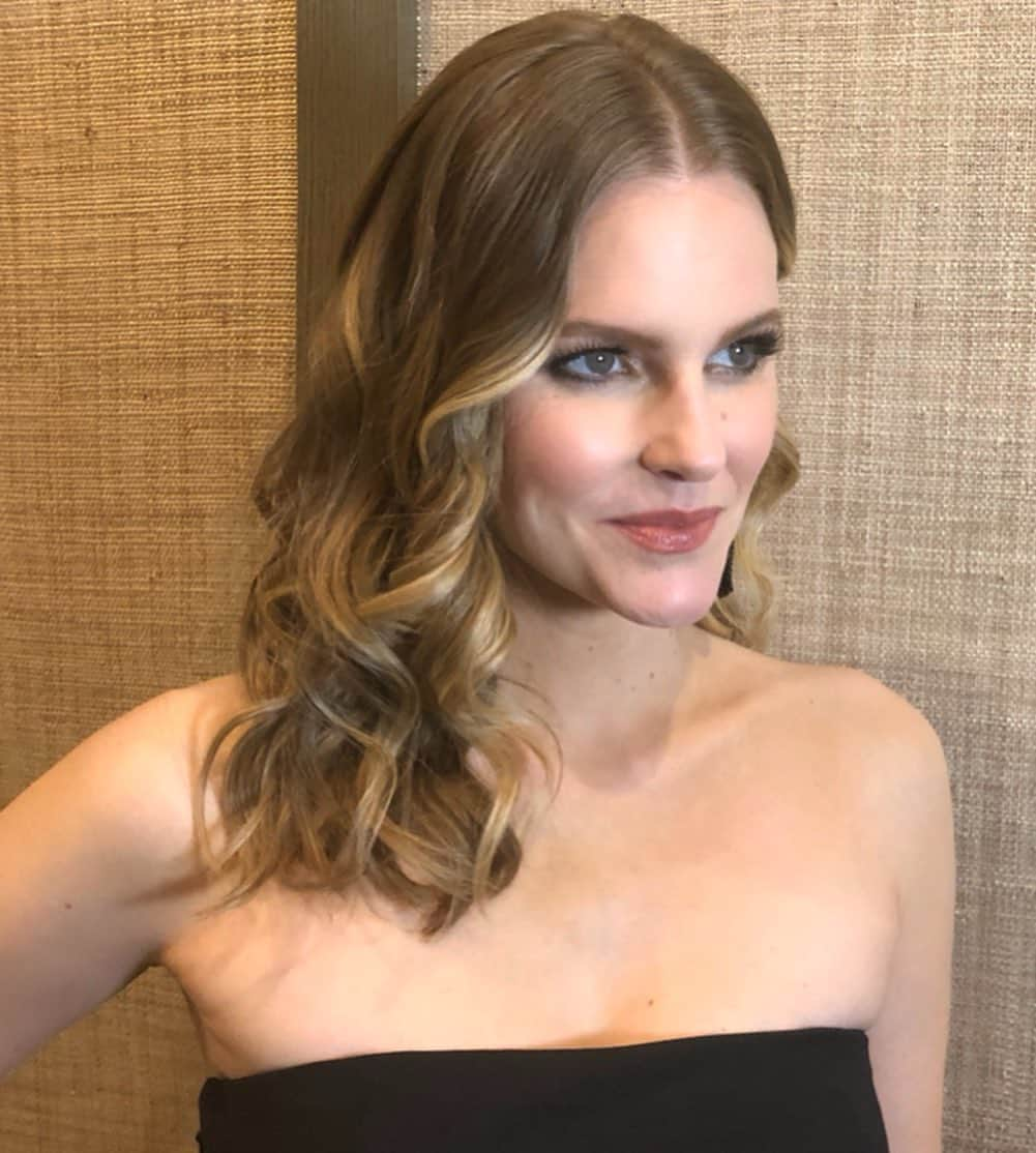 ポール・ノートンさんのインスタグラム写真 - (ポール・ノートンInstagram)「@chelseycrisp at last nights #alwaysbemymaybe premiere. Always such a doll to glam up! #hair by Me @leobypaulnorton using @paishau #makeup by @carissaferreri and styled by @aweisnerstyle #chelseycrisp #beauTeaful」5月24日 4時59分 - paulnortonhair