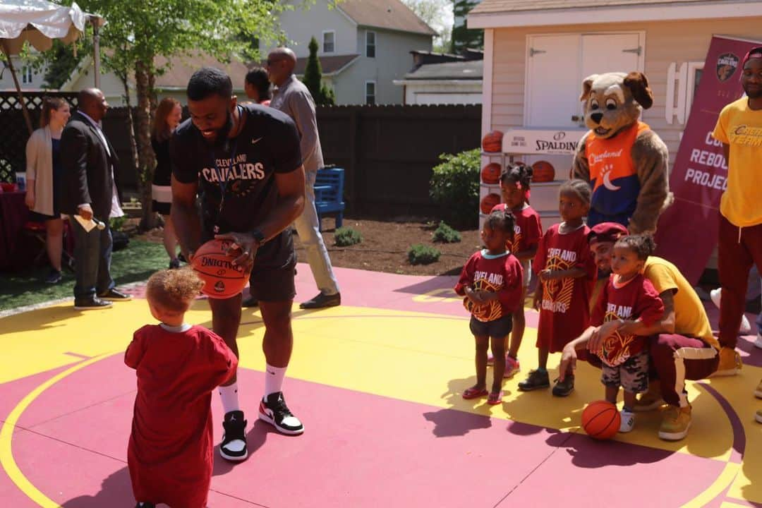 キャブスさんのインスタグラム写真 - (キャブスInstagram)「Today, with @rustoleum’s help, we’re officially unveiling a recently renovated court at @provhousecle – complete with new hoop and new paint for the court, surrounding sidewalk, bench and fence! As an added surprise, we presented a $10,000 check for their Children’s Educational Enrichment Program to help support lessons, activities, field trips, developmental milestones, school readiness and positive exposure to the community. “For our children it’s so important because they don’t have a safe place to play in their communities. Thank you for all the joy, and fun, and safety that you bring to our children.” — Providence House CEO & President, Natalie Leek-Nelson  Providence House protects at-risk children (newborn through twelve years old) and supports families through crisis, strengthening communities to end child abuse and neglect. They are Ohio’s first and one of the nation’s longest operating crisis nurseries. Providence House has cared and advocated for 8,000 children and families throughout their 37-year history, including more than 300 children last year alone.  Now, just in time for warmer weather, these kids will have a shiny space to play ALL summer long! #CavsCare」5月24日 5時01分 - cavs