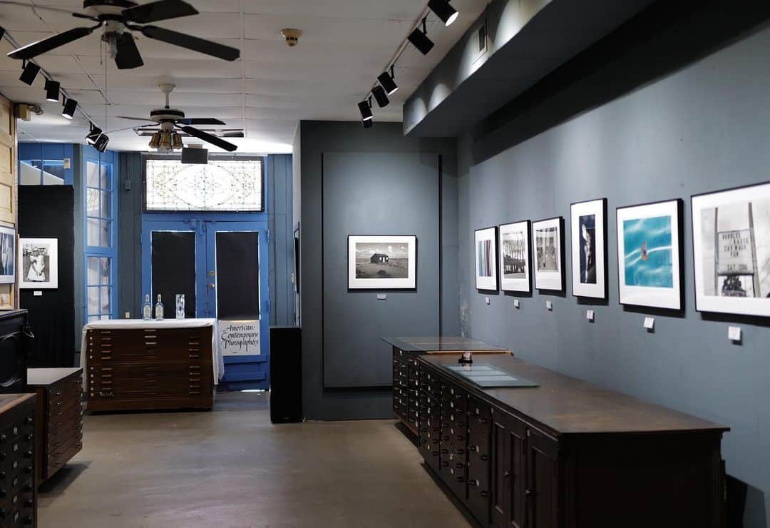 メアリー・マッカートニーさんのインスタグラム写真 - (メアリー・マッカートニーInstagram)「Pass it on! My exhibition #FromThePrintDrawer is officially open at #AGalleryForFinePhotograohy #NewOrleans 😊 #FrenchQuarter this gallery is a little gem ✔️」5月24日 5時01分 - marymccartney
