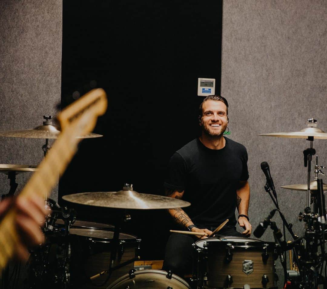 リアン・ドーソンのインスタグラム：「15(ish) years later and still cheesing bigger than ever around my dudes. Thrilled to be back with the boys!!」