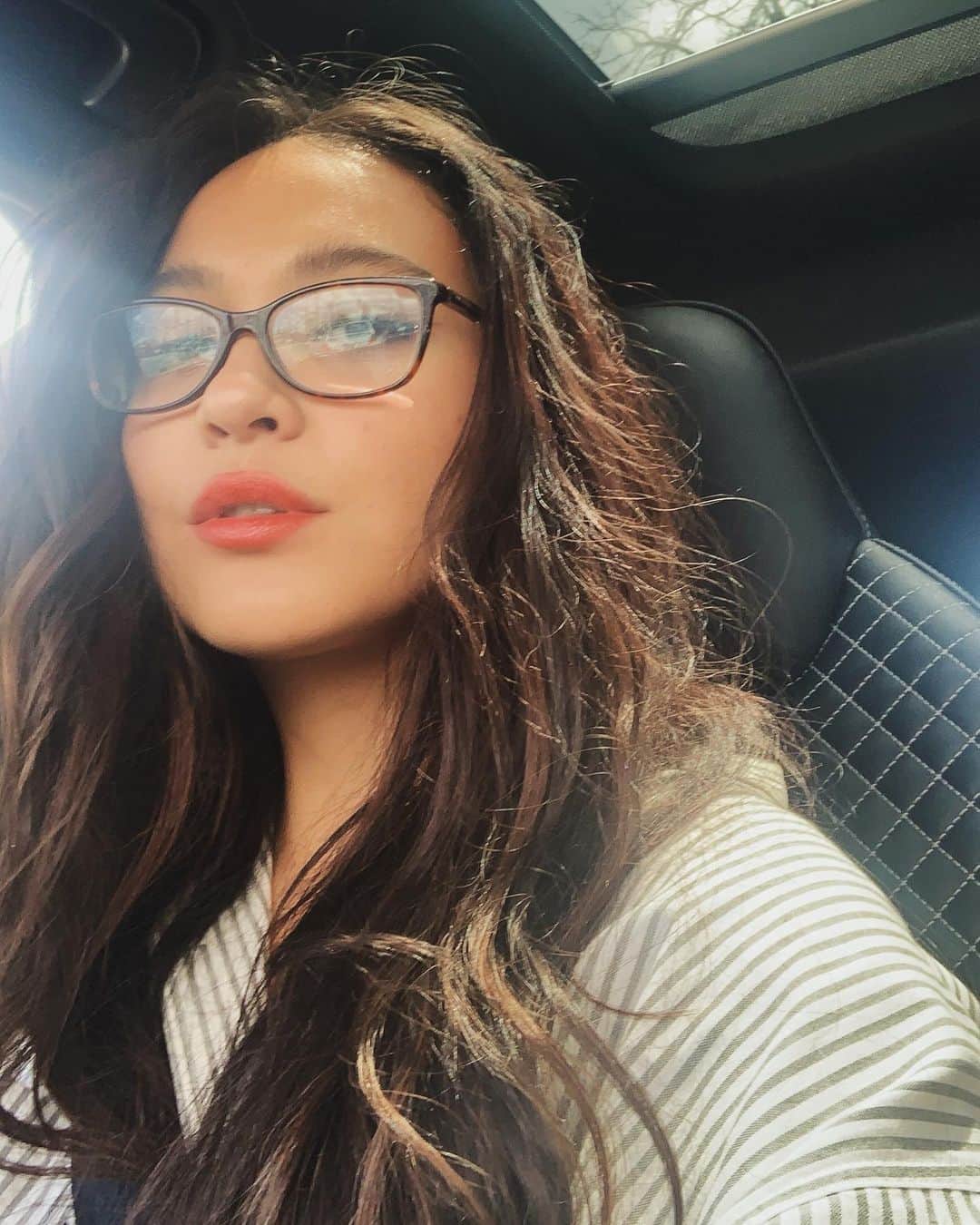 ステラ・ハジェンズのインスタグラム：「gloomy weather in LA has me feeling all types of pouty 👽👽👽 what’s the weather like where you’re at???」