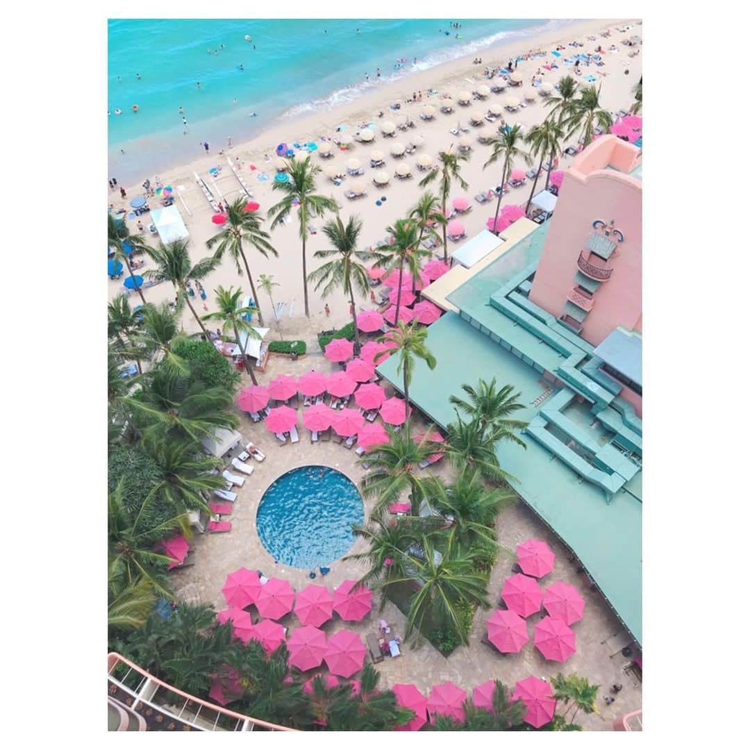 荒川れん子のインスタグラム：「Love PINK💕 @royal_hawaiian  いつ行っても、いつ見てもワクワクするピンクの世界💖 . . #hawaii #oahu #waikiki #honolulu #aloha #luckywelivehawaii #beach #hawaiilife #travel #trip #lifeisajourney #hotel #pink #hawaiistagram #royalhawaiian #instahawaii #ハワイ #オアフ #ワイキキ #ホノルル #アロハ#ハワイ生活 #ハワイ暮らし #ハワイ在住 #旅 #ハワイ好き #ハワイ旅行 #ホテル #ピンク #海」