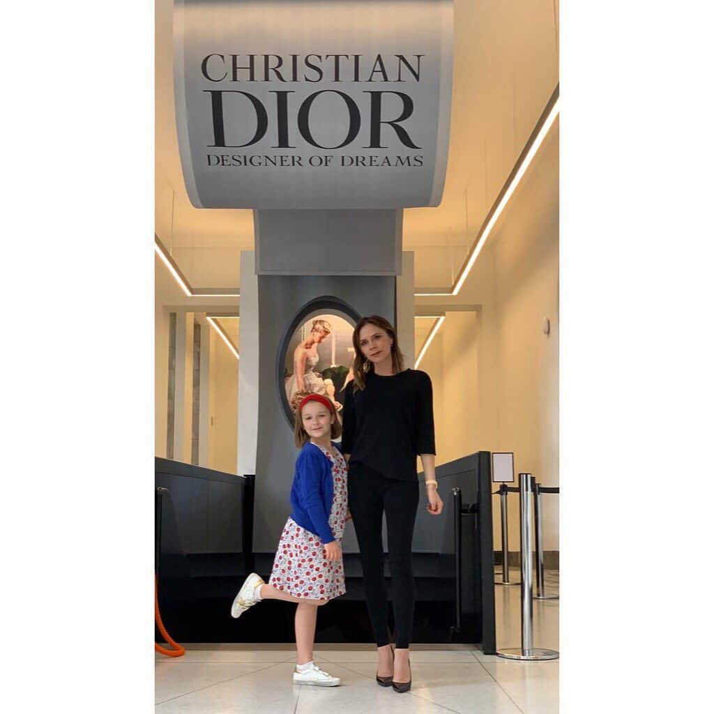 のインスタグラム：「Special time with mummy tonight at the @vamuseum #DiorDesignerOfDreams Exhibition. x Kisses」