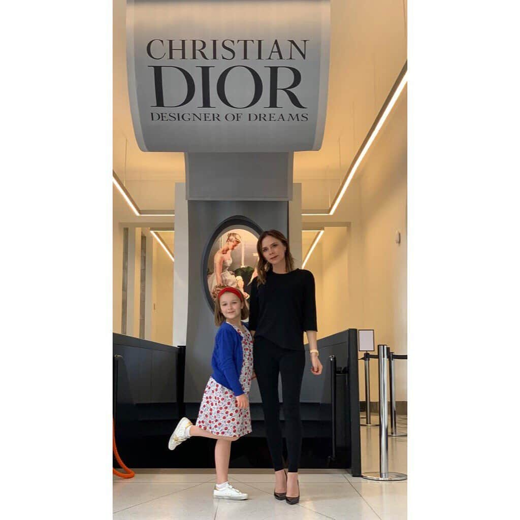 ヴィクトリアベッカムさんのインスタグラム写真 - (ヴィクトリアベッカムInstagram)「Special time with mummy tonight at the @vamuseum #DiorDesignerOfDreams Exhibition. x Kisses」5月24日 5時21分 - victoriabeckham