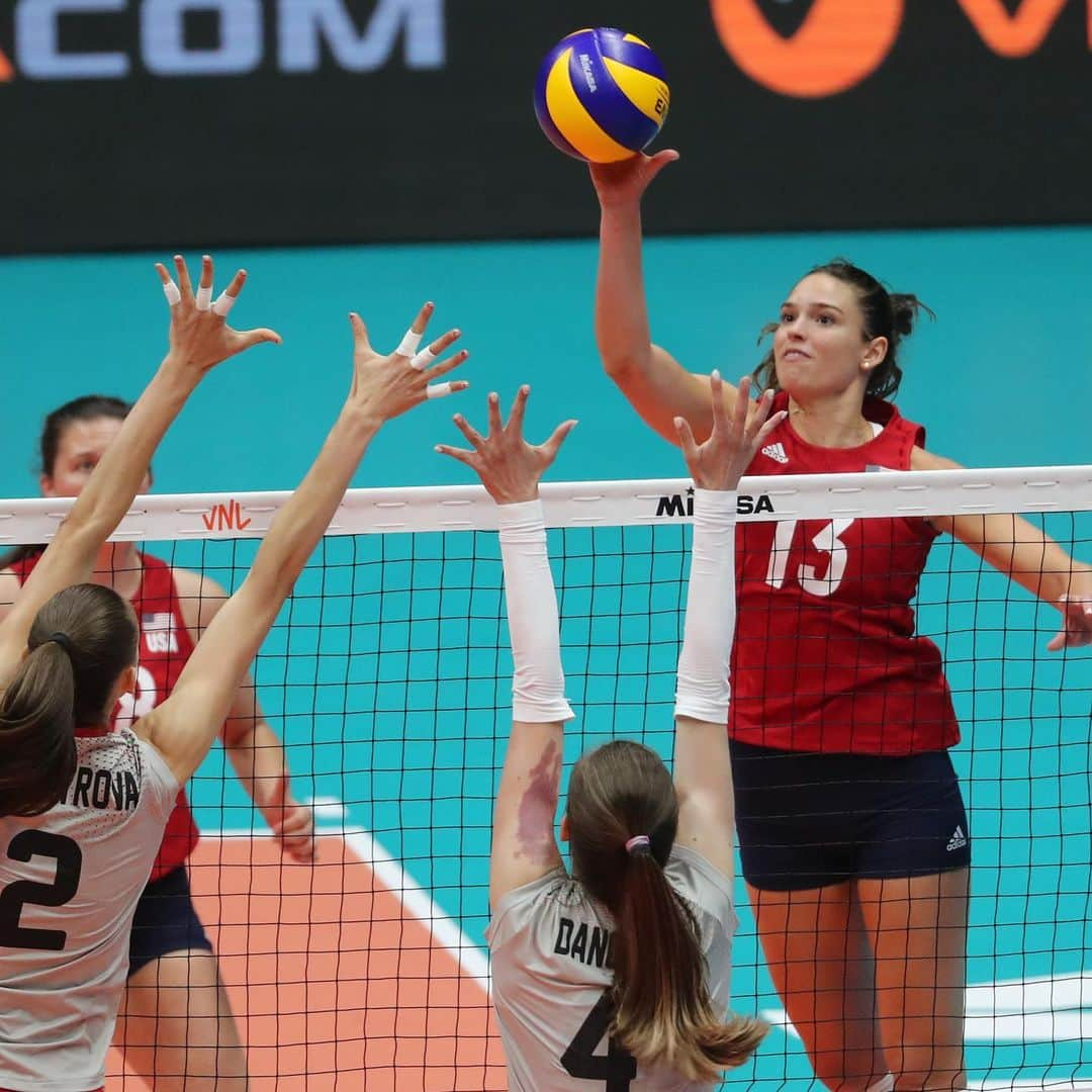 USA Volleyballさんのインスタグラム写真 - (USA VolleyballInstagram)「Sarah Wilhite Parsons and Dana Rettke combined for 28 points as the @usavwnt swept Bulgaria to open the 2019 VNL with a 3-0 record. For the story, click our bio link.」5月24日 5時22分 - usavolleyball