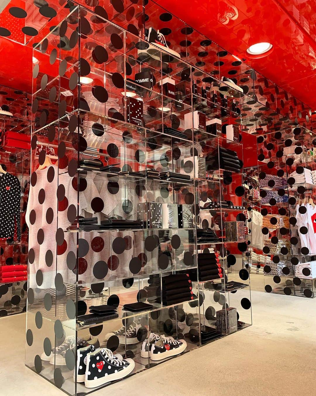 コム・デ・ギャルソンさんのインスタグラム写真 - (コム・デ・ギャルソンInstagram)「The latest CDG POCKET SHOP opens today at CDG 54 rue du Faubourg Saint Honoré Paris.」5月24日 5時25分 - commedesgarcons