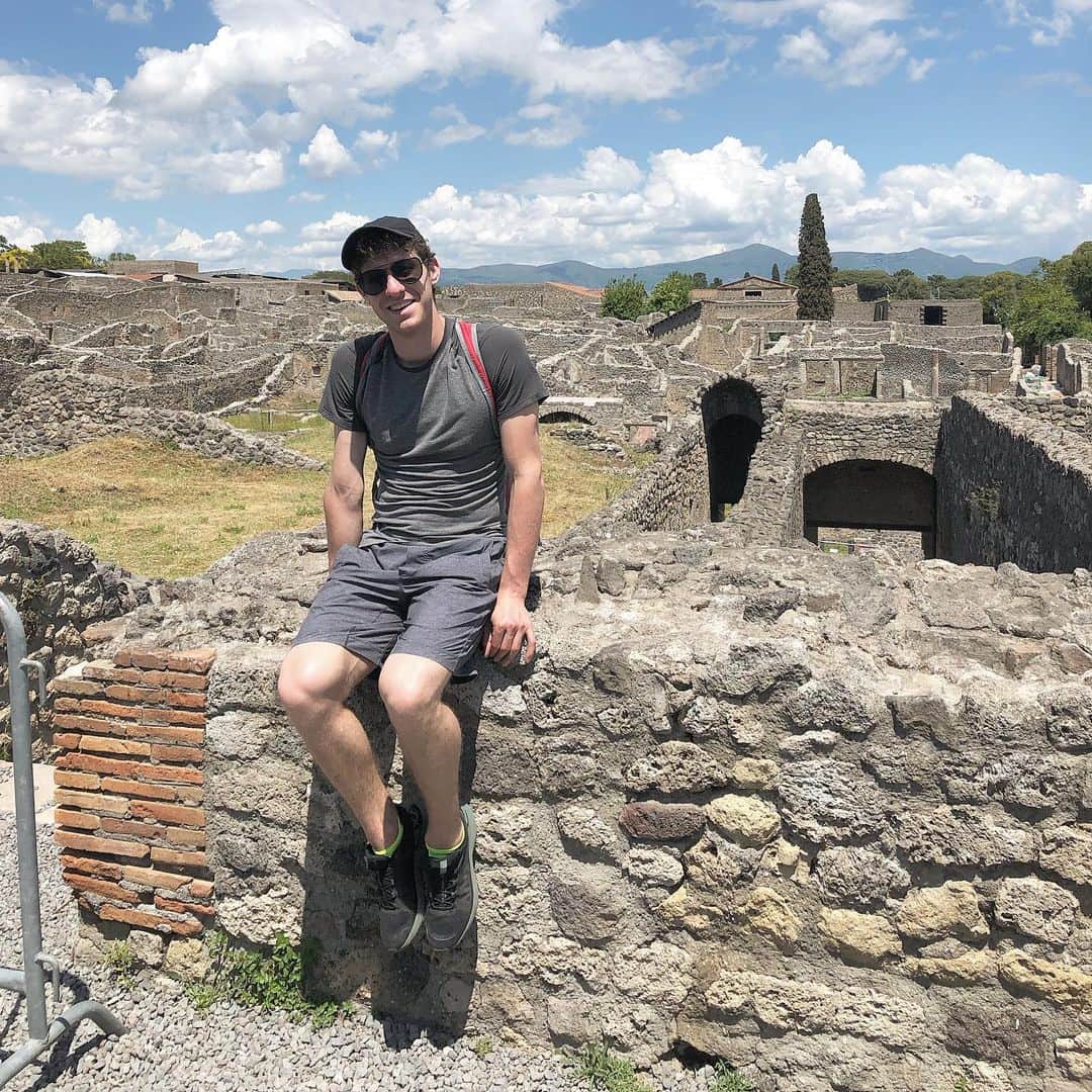 ジェイソン・ブラウンさんのインスタグラム写真 - (ジェイソン・ブラウンInstagram)「Made our way to Pompeii! 今日、ポンペイで散歩しました! #Pompeii #Italy」5月24日 5時25分 - jasonbskates