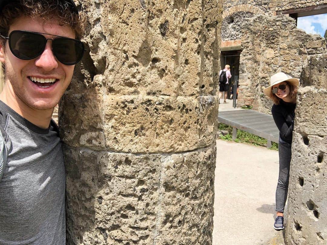 ジェイソン・ブラウンのインスタグラム：「Made our way to Pompeii! 今日、ポンペイで散歩しました! #Pompeii #Italy」