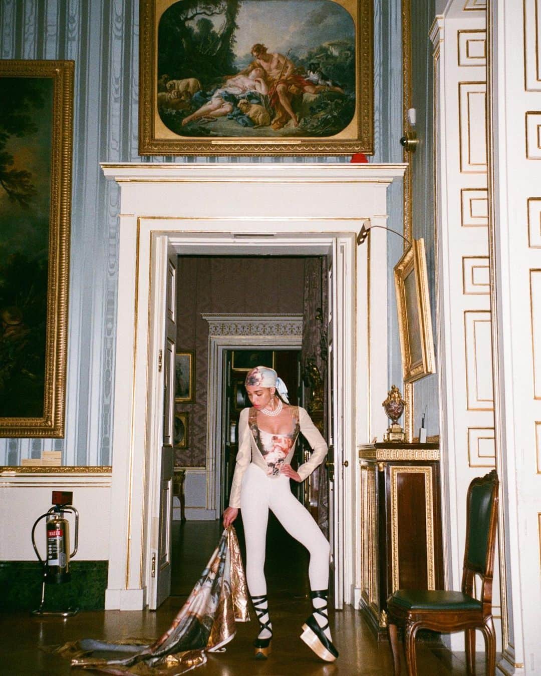 Vogue Runwayさんのインスタグラム写真 - (Vogue RunwayInstagram)「Here's a lesson in fashion history: @VivienneWestwood's Fall 1990 Portrait collection draws direct influence from the works of art found in the Wallace Collection, the former Central London's Hertford House. Once a high society London family residence in the 18th century, it is now home to an impressive display of ornate paintings, medieval works of art, and royal armor that's free and open to the public. Now, @FKATwigs is paying tribute to Westwood and the Wallace Collection in the latest issue of her digital magazine, AVANTgarden. Tap the link in our bio for more details. Photographed by @roxy_lee」5月24日 5時25分 - voguerunway