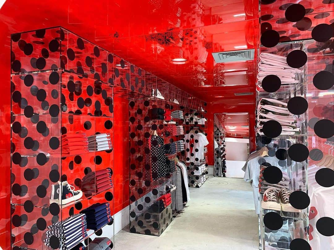 コム・デ・ギャルソンさんのインスタグラム写真 - (コム・デ・ギャルソンInstagram)「The latest CDG POCKET SHOP opens today at CDG 54 rue du Faubourg Saint Honoré Paris.」5月24日 5時25分 - commedesgarcons