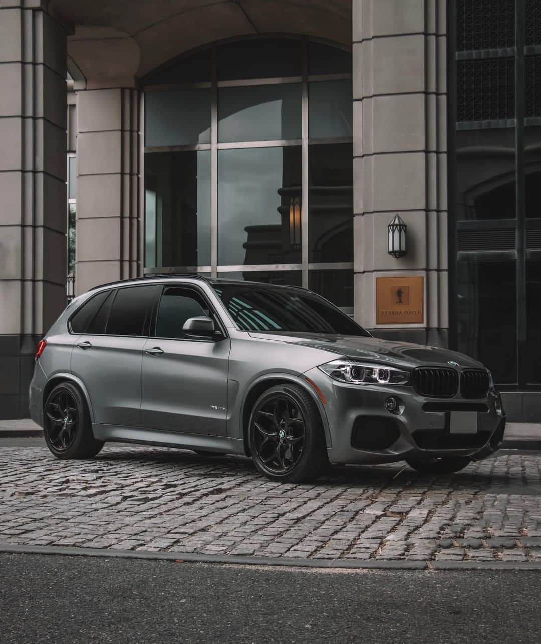 BMWのインスタグラム：「A stylish city encounter. The third generation of the BMW X5. #BMWrepost @bimmer.boy  #BMW #X5」