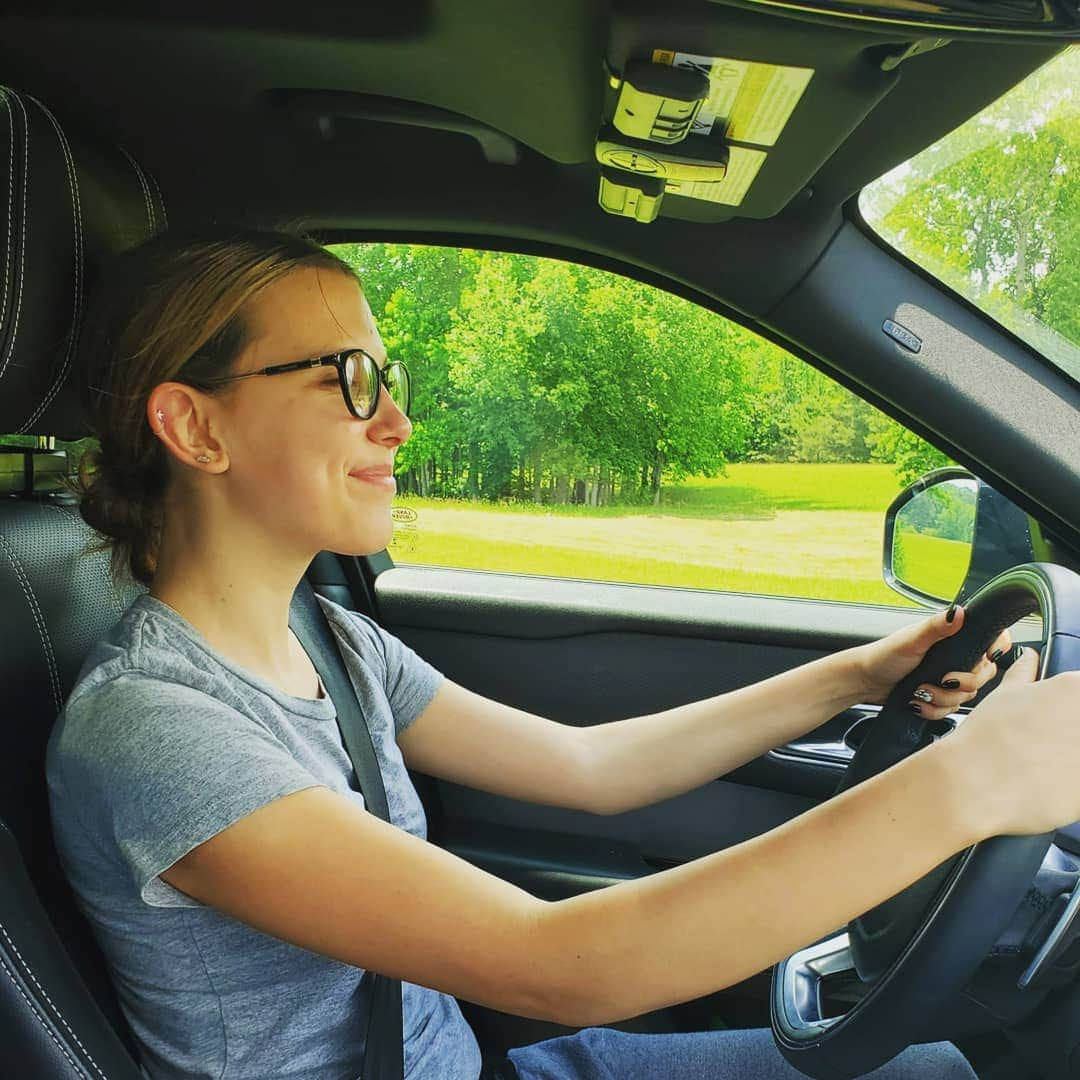 ミリー・ボビー・ブラウンさんのインスタグラム写真 - (ミリー・ボビー・ブラウンInstagram)「i passed! yay ! watch out cuz MBB is on the road...(with a parent or supervisor over 21 with a valid license lol) 🖤🖤」5月24日 5時30分 - milliebobbybrown