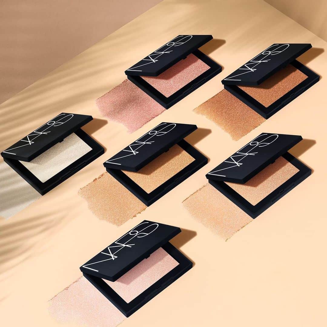 NARSさんのインスタグラム写真 - (NARSInstagram)「Made for all shades. Ultra-refined and soft-to-the-touch Highlighting Powder takes your glow to new dimensions.」5月24日 5時41分 - narsissist