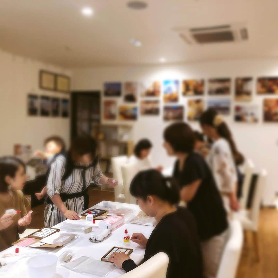 納得住宅工房さんのインスタグラム写真 - (納得住宅工房Instagram)「昨日のNattokuワークショップ﻿ ﻿ ﻿ Chalewr鈴木先生をお招きし﻿ ﻿ 〝オリジナル タイルトレー作り〟を﻿ ﻿ 開催いたしました。﻿ ﻿ ﻿ タイルの配色を考えながら、ひとつひとつ﻿ ﻿ どの配置にしようか？﻿ ﻿ ﻿ 出来上がったら、カフェタイムに☕️🍰﻿ ﻿ 自分の晩酌用に🍶﻿ カギを置こうと思って。﻿ ﻿ ﻿ 皆さま出来上がり後のご使用方法を話しながら、﻿ ﻿ 和気藹々とオリジナル タイルトレー作りを楽しみ﻿ ﻿ ステキな作品たちが生まれました（‐＾▽︎＾‐）﻿ ﻿ ﻿ ﻿ ご参加いただいたみなさま、鈴木先生﻿ ﻿ ありがとうございました😊﻿ ﻿ ﻿ #ワークショップ #ワークショップイベント  来月は#七夕 #アイシングクッキー  #浜松 #掛川 #静岡 #富士 #三島  #ワークショップ講師募集  #世界にたった1つ #自分だけの #タイルトレー#オリジナル  #自然素材の家 #デザイン住宅  #自由設計 #高 #標準仕様」5月24日 11時07分 - nattoku_jutaku