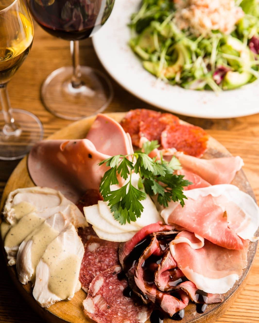 カフェ ラ・ボエムさんのインスタグラム写真 - (カフェ ラ・ボエムInstagram)「Our Charcuterie is the perfect start to a night out after a long week　＃butcherplate #cafelaboheme #laboheme #カフェラボエム #ラボエム #カジュアルイタリアン #ピザ #パスタ #ワイン #デート #tokyo #japan  #charcuterie #datespot #女子会」5月24日 11時10分 - boheme_gd