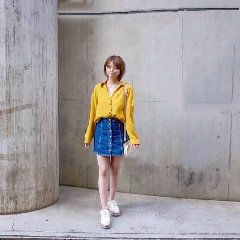 橘咲良さんのインスタグラム写真 - (橘咲良Instagram)「Yellow Blouse🔶  #👔 #👟 #💛 #yellowblouse #code  #denimskirt #sneaker #fashion」5月24日 11時12分 - tachibanasakuradazo