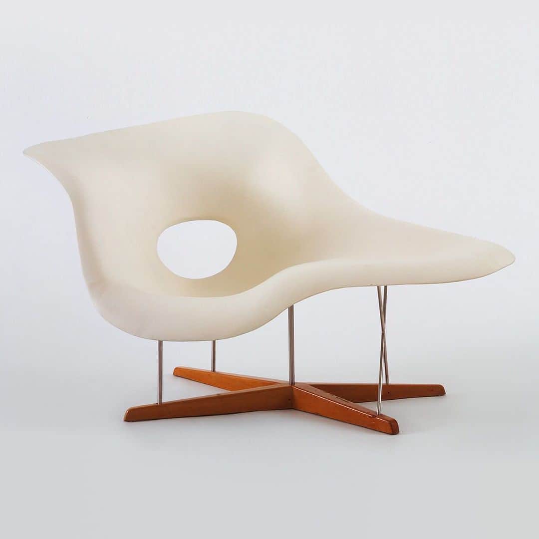 のインスタグラム：「Q: What designs stand the test of time? 🤔 … “Good design [...] survives temporary and superficial changes.” –Serge Chermayeff, Curator of “Design For Use” exhibition at MoMA, 1944. Share your favorite classic designs in the comments below and explore more iconic objects in #ValueofGoodDesign. … [Credits: Charles Eames, Ray Eames. “Prototype for Chaise Longue (La Chaise).” 1948. Hard rubber foam, plastic, wood, and metal. Gift of the designers; Richard James, Betty James. “Slinky.” 1945. Steel]」