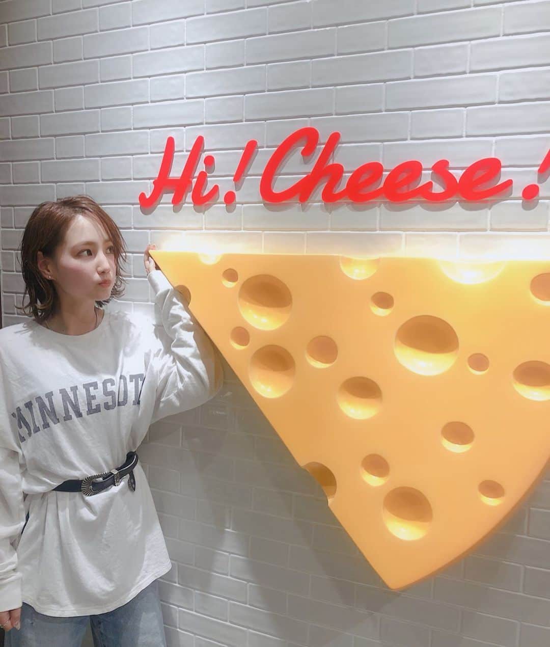 moe yamamotoさんのインスタグラム写真 - (moe yamamotoInstagram)「🧀 ． ． @bene_cheese ． ． チーズ好きにはたまらない♡♡ 最近Nu 茶屋町にオープンした "Cheese & Girl BeNe"さんに行ってきました！🙋‍♀️💓 ． お店の入口からほんとに可愛くて インスタ映え\(◡̈)/ ． 私はオススメの "とろとろ牛すじ煮込みのワンプレートランチ"を 食べたんやけど美味しすぎて、、🤤✨ ほんとに6時間煮込んでるからとろとろ～♡ ． しかも、、、！！オススメな理由が 北海道根釧地区のフレッシュチーズ5種が食べ放題なんやで🤩💓💓💓 ． ドリンクにタピオカもあるし、 女の子絶対大好きなやつやから 是非みんなもいってみてね！！ ． ． ． #bene_cheese #チーズ好き #茶屋町ランチ #茶屋町カフェ #ぐるなび #PR」5月24日 5時43分 - __moegram.__