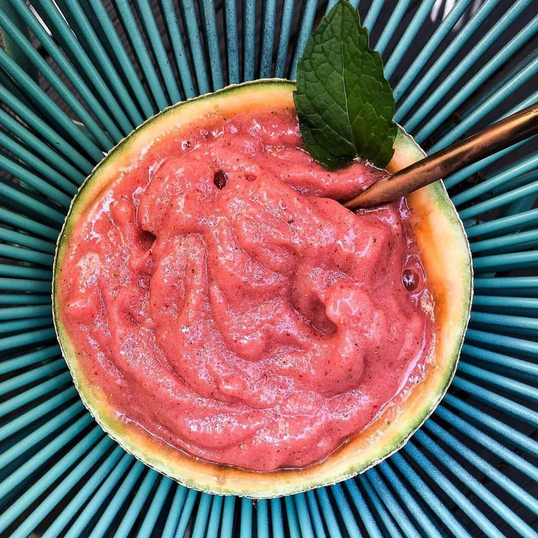 Whole Foods Marketさんのインスタグラム写真 - (Whole Foods MarketInstagram)「Just in time for the long weekend, @onepartplant shows us how to make cantaloupe strawberry slushies! Check out the recipe below 👇and head over to today's Instagram Story to see how it's made. #Sponsored . . .  Cantaloupe strawberry slushies! It’s only a handful of ingredients, super easy to make, can be boozy or virgin-style AND there’s no glass required (you drink it straight from the cantaloupe!).⠀ ⠀ Recipe below (and sharing in my stories!) You can really play around with the herbs and fruit to mix it up. I made this with a wholefoods Cantaloupe, but you could also use Honeydew. Swap out the mint for basil or try frozen peaches instead of the berries. Anything goes. ⠀ ⠀ Cantaloupe Strawberry Slushy ⠀ 1/2 cantaloupe (scoop out the meat and freeze overnight) 1 cup frozen strawberries  Zest from 1 lime  Handful of mint  Drizzle of maple syrup (optional, depending on how sweet your berries are) Shot of tequila or mezcal or water.  Whiz everything in the blender together. If the fruit gets stuck while blending, stop and shake the blender to loosen up everything or add a little bit of water. When everything is blended, pour into the cantaloupe shell and drink!⠀ ⠀ Have you made your melon recipe this month? Make this slushie! And then show it off with #onepartplantxwholefoods. If you need more inspiration via my link in bio. I’ll be resharing everything we make and so excited to see what you do.  #cantaloupe #slushies #makesmewhole」5月24日 5時44分 - wholefoods