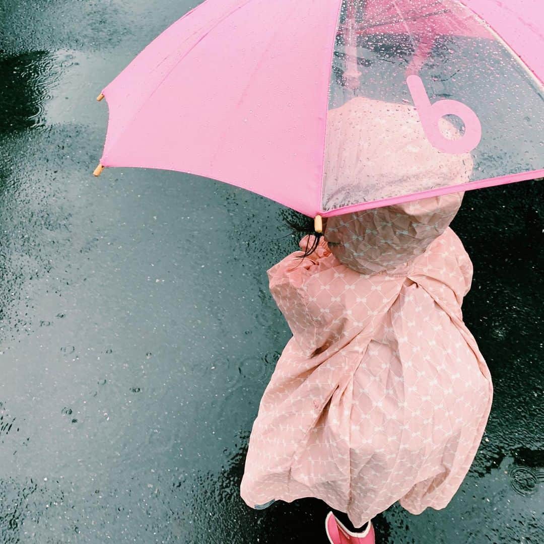 水嶋ヒロさんのインスタグラム写真 - (水嶋ヒロInstagram)「Pink ☔︎ #大雨 #pink #coordinate #ピンク #obsessed #rain #daughter #娘 #blog」5月24日 5時48分 - hiro_mizushima_official