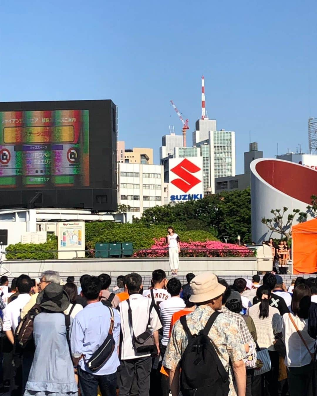 佐藤由季さんのインスタグラム写真 - (佐藤由季Instagram)「マーーール🙆‍♀️ で気合入れをした 試合前のジャイアンツスクエア🎤 その想いも伝わったのかな、 ジャイアンツ見事勝利👊✨ 丸選手とジャイアンツ拳のアイディアも 最高で〜す🙌😆🙌 そんなステージの様子を… 実は阿出川さんがひょっこり 撮っていて下さいました〜感謝☺️ アデ兄さーん！ありがとうございます😭✨ このプレポスファミリーのチームワークで、 今日も応援に全力投球⚾️ プレポスリポーター登板です🙋‍♀️ 広島戦、熱い熱い戦いになりそうですね🔥 久々に勝利の雄叫び、 上げさせて下さーーい🧡 #giantsPP  #ジャイアンツスクエア  #ステージMC  #ヴィーナス  #丸 選手  #プレイヤーズデー  #🙆‍♀️ #勝利  #グータッチ  #プレポスファミリー  #阿出川浩之 さん #阿部智帆 さん #佐藤由季  #リポーター  #ジャイアンツ愛  #今日も勝つ  #勝利の雄叫び」5月24日 5時53分 - yukisato0710