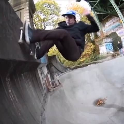 スラッシャーのインスタグラム：「👉🏽 @frankshaw_ crushes concrete for @shrunkenheadpdx #supportyourlocalskateshop  Full part playing on the Thrasher site 📲」