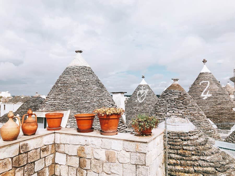 相知明日香さんのインスタグラム写真 - (相知明日香Instagram)「🇮🇹 | Alberobello | ITALY バーリ寄港の日は 世界遺産のアルベロベッロへ✨ 16世紀から17世紀にかけて農民が造りあげた トゥルッリという石積みの三角屋根の家が1500軒も連なってる地帯。 サンタントニオ教会の中も清々しくて素敵でした。 たくさんお祈りしました。😌 #あすかの旅スタinITALY #あすかの旅スタinSunPrincess #JTBSUNPRINCESSWORLDCRUISE2019 #SunPrincess #WorldCruise #Cruise #JTB #BARI#Alberobello#ITALY#ITALIA#Travel#Traveler#Violinist#Artist#love#happy#beautiful#相知明日香#旅するヴァイオリニスト#旅#旅行#ヴァイオリン#音楽#イタリア#バーリ#アルベロベッロ#サンタントニオ教会#🇮🇹」5月24日 6時00分 - asukalohappy
