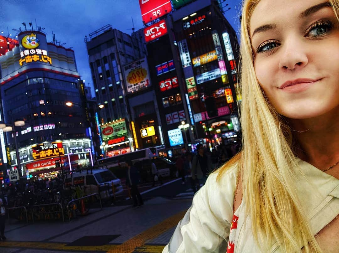 アガタ・フォルカシェブイチのインスタグラム：「#tbt to one of the most amazing places I've ever been to 🥰 #Tokyo is definitely a must-see. Can't wait to come back.  #throwbackthursday #throwback #shinjuku #amazing #highlyrecomended #bubbletea #lover #matchagirl #kawaii #kawaiigirl #かわいい  #selfie #bigcitylife #culture #asia #japan #popculture #travel #trip #travelgram #travelgirl #wanderlust #instatravel #polishgirl #blonde #athlete #roadtotokyo #tokyo2020」