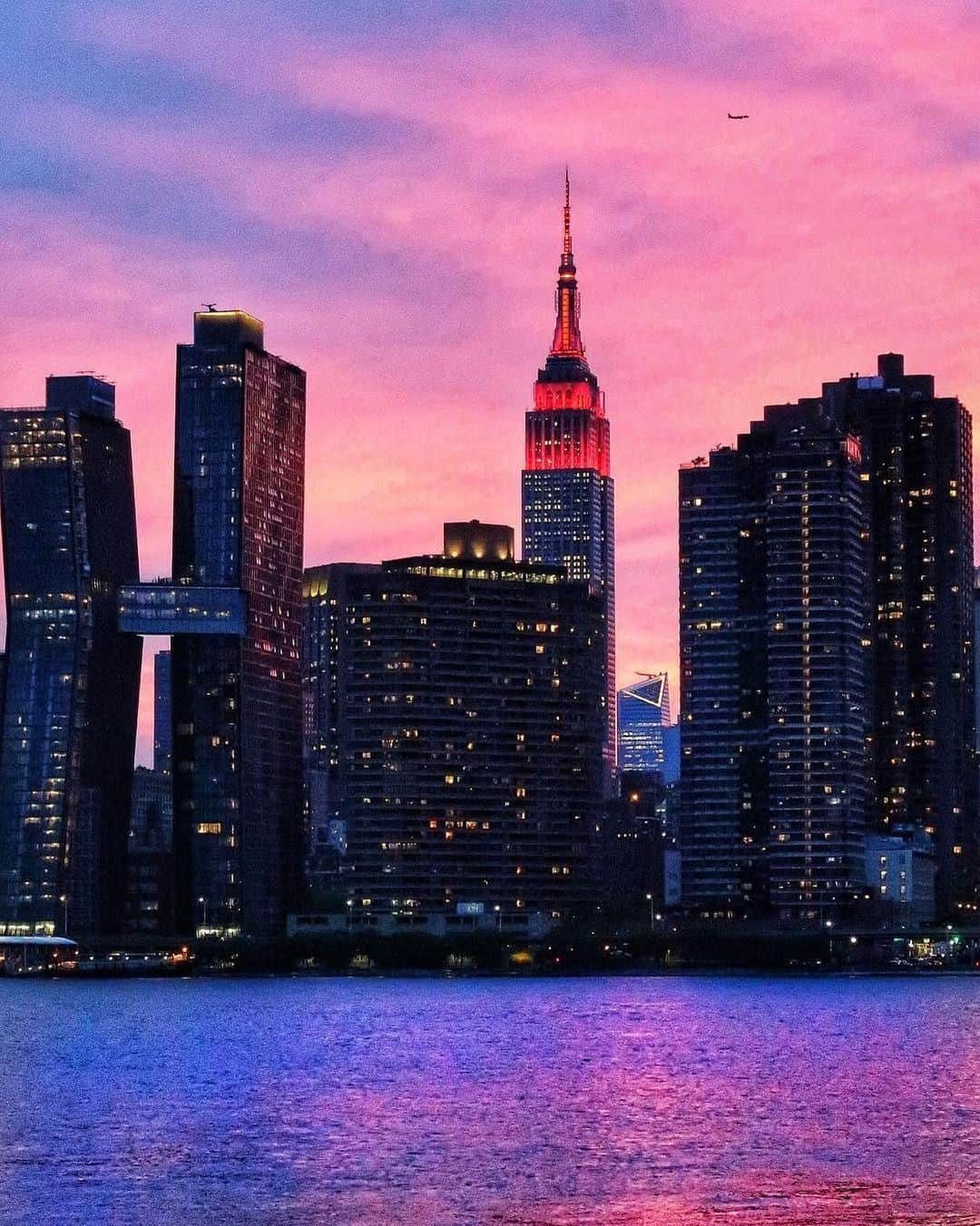 Empire State Buildingさんのインスタグラム写真 - (Empire State BuildingInstagram)「We’re not clowning around—but we are putting on our red nose tonight, with lights shining in red for @rednosedayusa, a campaign aiming to end child poverty, one red nose at a time. #RedNoseDay ❤ 📷: @enan_nyc #EmpirestateBuilding」5月24日 6時05分 - empirestatebldg