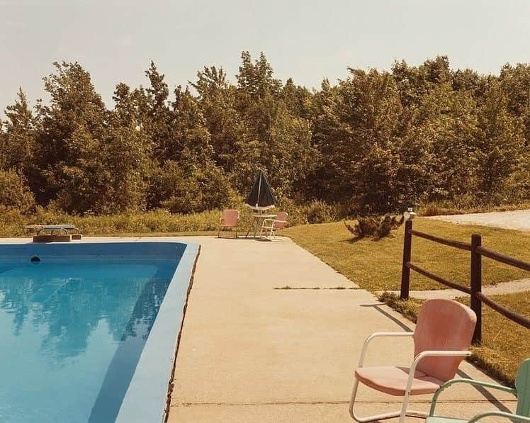 Meganさんのインスタグラム写真 - (MeganInstagram)「Stephen Shore 〰 Hob Nob Motel, Florida, 1974 #stephenshore #florida #swimmingpool #colourphotography」5月24日 6時16分 - zanzan_domus