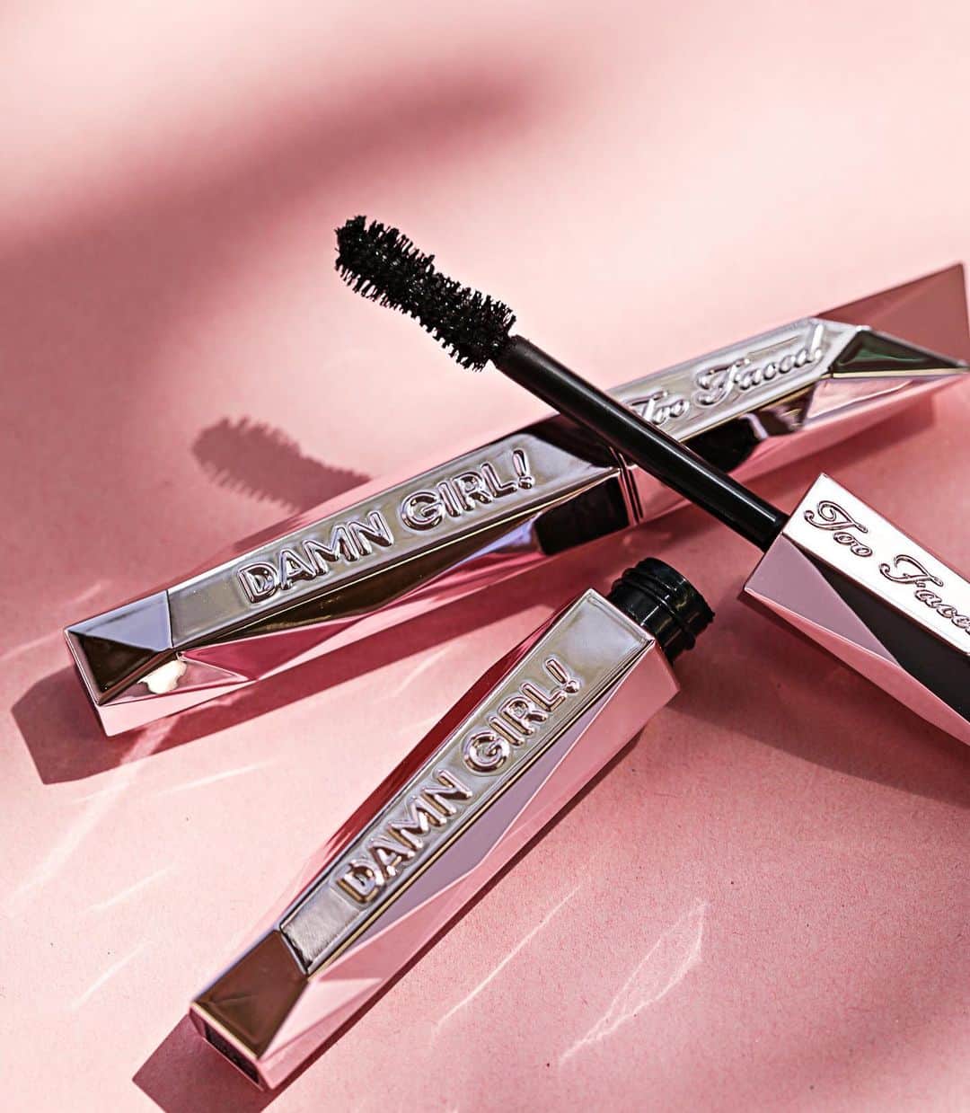 Too Facedさんのインスタグラム写真 - (Too FacedInstagram)「Our DAMN GIRL! 24-Hour Mascara has FULL-ON weightless VOLUME that will LIFT and LENGTHEN your lashes! 🔥 Tag your EXTRA beauties below 👇 Available @sephora on June 6th! #tfdamngirl #toofaced」5月24日 6時11分 - toofaced