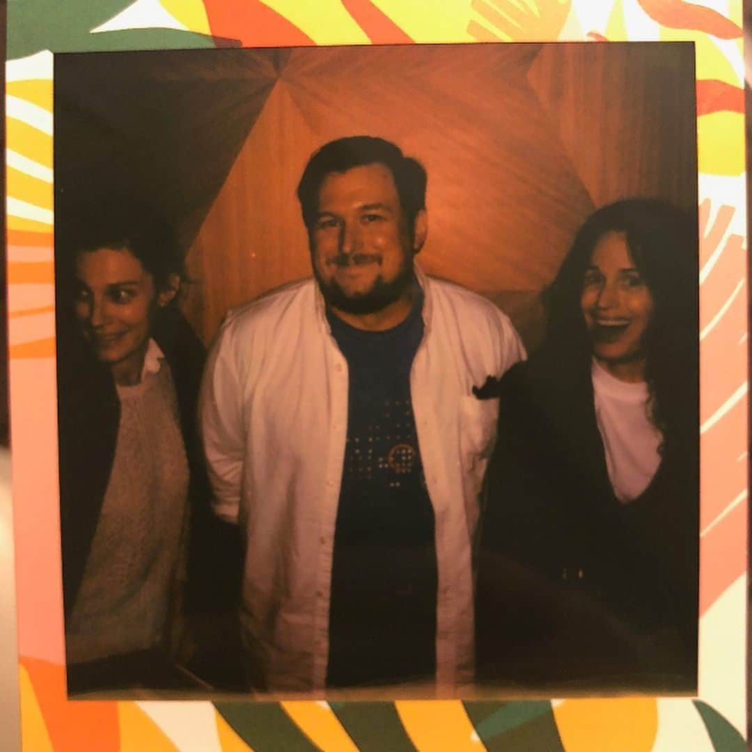 エリザベス・リーサーのインスタグラム：「🚨🚨 EASY season 3 🚨🚨 I feel about #easynetflix S3 the way I feel about my birthday: I pretend like I don’t care about it at all but deep down it’s ALL I CARE ABOUT??!!! Please watch. My brother @mchernus is makes-me-weep slash laugh level of greatness and I worship him. Together,  along with @lindsaymburdge (an actual Queen) who is effortless perfection, and the wonderful Mr. Cliff Chamberlain, we are in two episodes this season, “Swipe Right” and “Swipe Left”. Joe Swanberg is some kind of savant and I’m lucky I got to work with him. Thanks, Joe.」