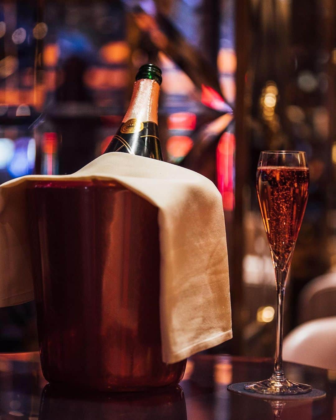 The Venetian Las Vegasさんのインスタグラム写真 - (The Venetian Las VegasInstagram)「Pop a bottle at @RosinaBar tonight for the debut of their Moët Rosé menu. #champagne #vegas」5月24日 6時59分 - venetianvegas