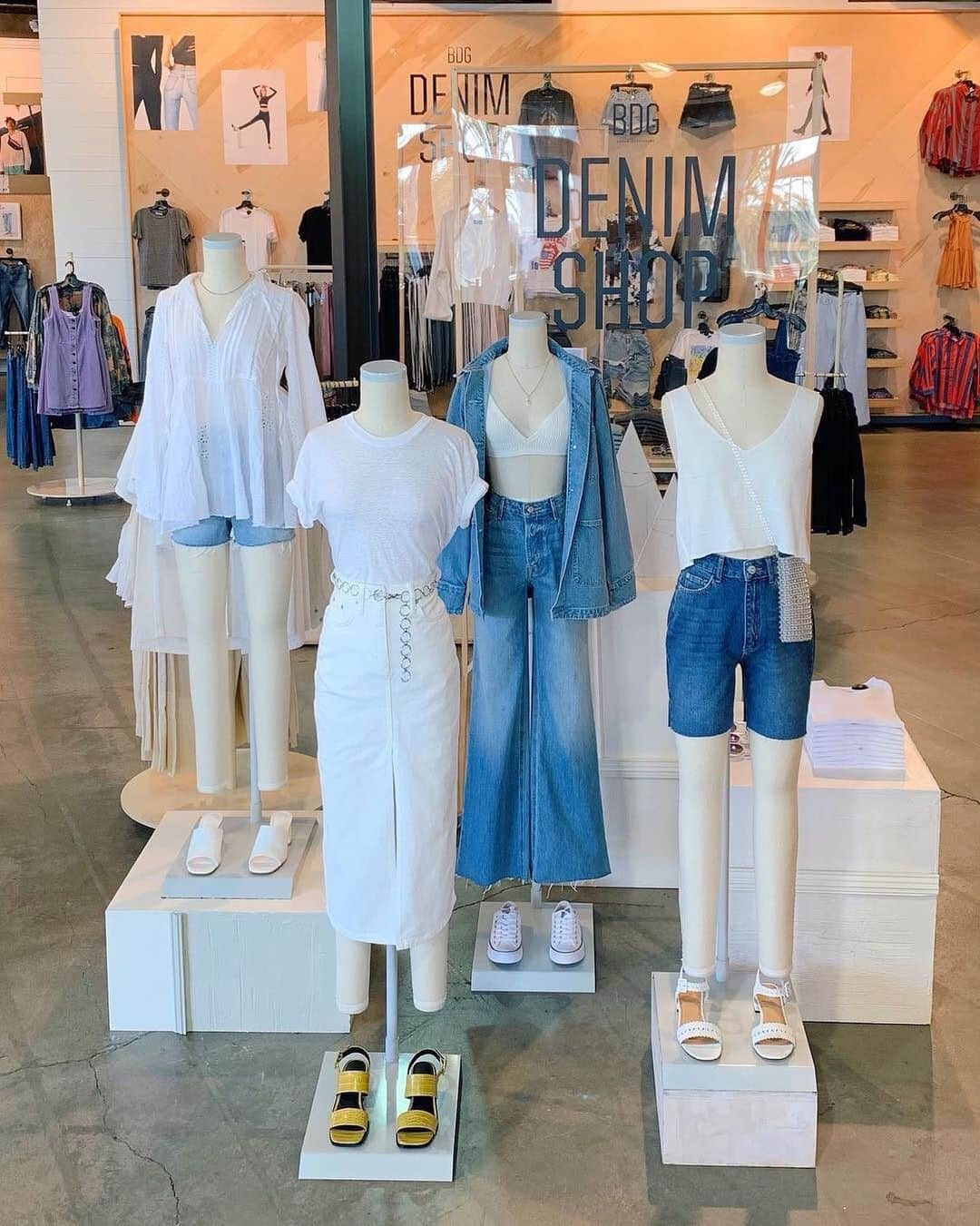 Urban Outfittersさんのインスタグラム写真 - (Urban OutfittersInstagram)「Classics made perfect at the #UODenim shop. @UO_OC #UODisplay」5月24日 7時06分 - urbanoutfitters